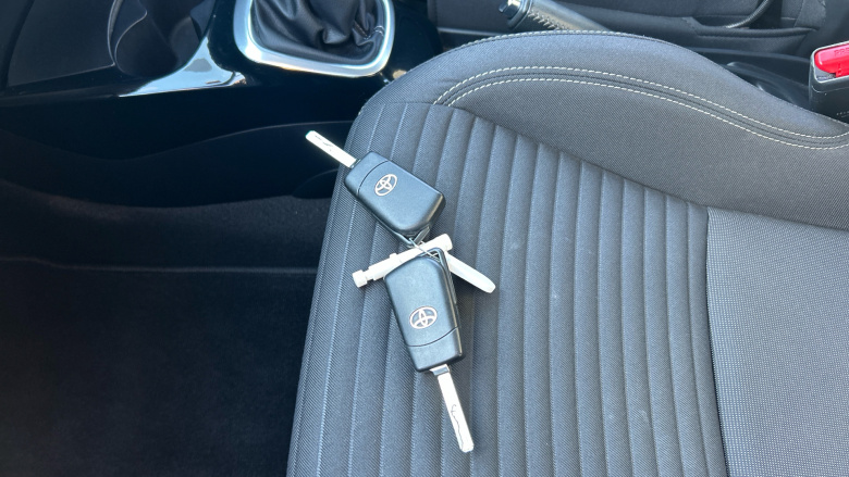 Toyota Yaris 1.33 VVT-i Design 5dr Petrol Hatchback